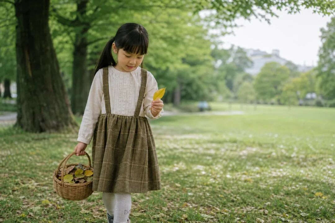 A child takes an outdoor walk on an afternoon without piano practice, with both hands naturally relaxed